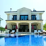 Villa-sleeps 9-parking-pool-bbq-hot Tub-pets Villa Dalyan