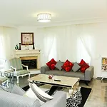 Villa-sleeps 9-parking-pool-bbq-hot Tub-pets *