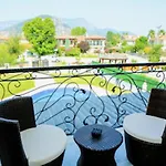 Villa-sleeps 9-parking-pool-bbq-hot Tub-pets *