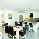 Villa Villa-sleeps 9-parking-pool-bbq-hot Tub-pets *