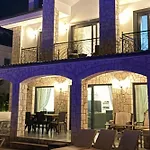 Vilă Villa-sleeps 9-parking-pool-bbq-hot Tub-pets