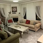 Villa-sleeps 9-parking-pool-bbq-hot Tub-pets Villa