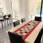 Villa-sleeps 9-parking-pool-bbq-hot Tub-pets Villa