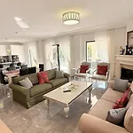 Villa-sleeps 9-parking-pool-bbq-hot Tub-pets Vilă