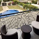 Villa-sleeps 9-parking-pool-bbq-hot Tub-pets Villa