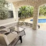 Villa Villa-sleeps 9-parking-pool-bbq-hot Tub-pets *