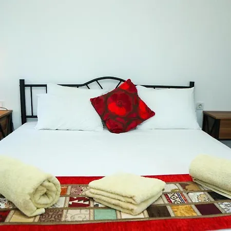 Villa-sleeps 9-parking-pool-bbq-hot Tub-pets