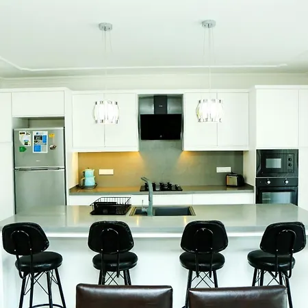 Villa-sleeps 9-parking-pool-bbq-hot Tub-pets Вилла Дальян