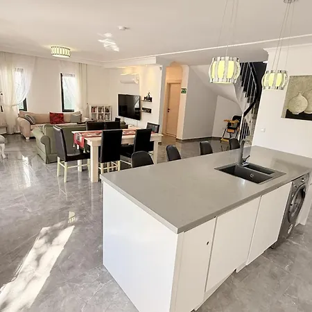 Villa-sleeps 9-parking-pool-bbq-hot Tub-pets * Дальян