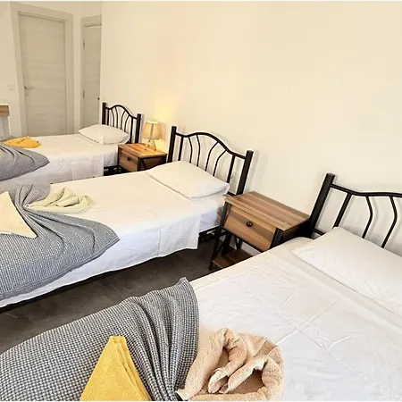 Villa-sleeps 9-parking-pool-bbq-hot Tub-pets Вилла Дальян