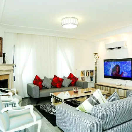 Villa-sleeps 9-parking-pool-bbq-hot Tub-pets *