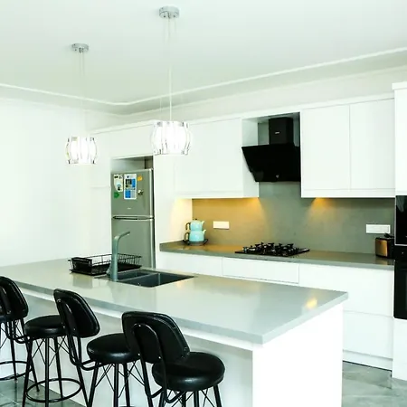 Villa-sleeps 9-parking-pool-bbq-hot Tub-pets Вилла Дальян