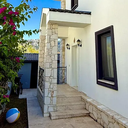 Villa-sleeps 9-parking-pool-bbq-hot Tub-pets Βίλα Dalyan