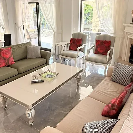 Villa-sleeps 9-parking-pool-bbq-hot Tub-pets Βίλα Dalyan