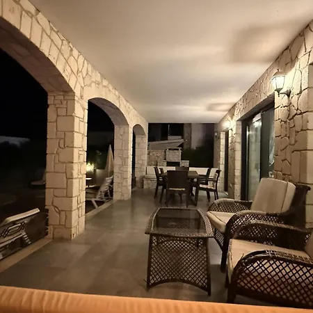 别墅 Villa-sleeps 9-parking-pool-bbq-hot Tub-pets