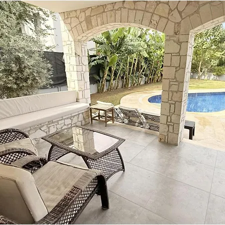 别墅 Villa-sleeps 9-parking-pool-bbq-hot Tub-pets *