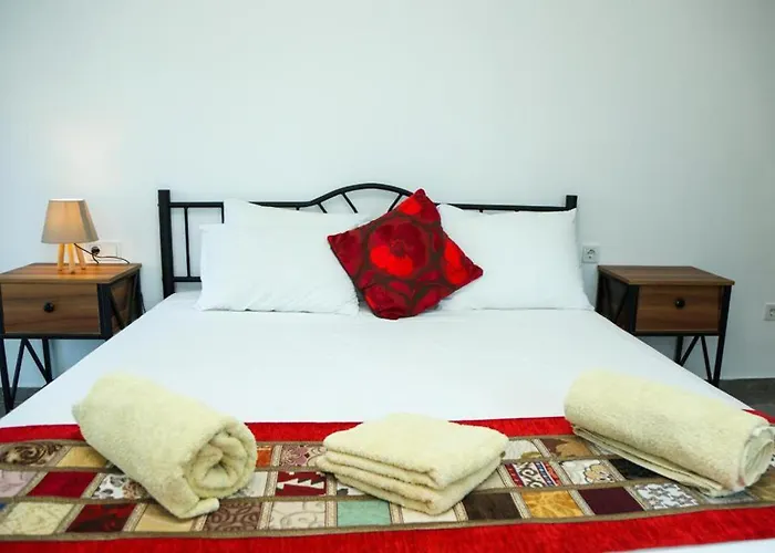 Villa-sleeps 9-parking-pool-bbq-hot Tub-pets