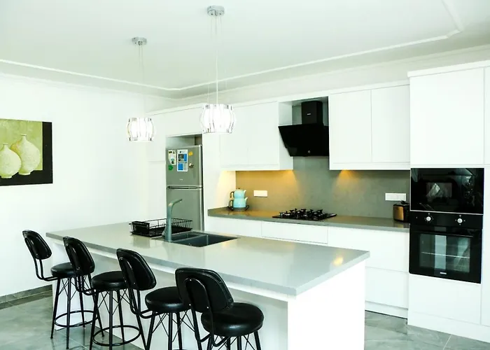 Villa-sleeps 9-parking-pool-bbq-hot Tub-pets Villa Dalyan