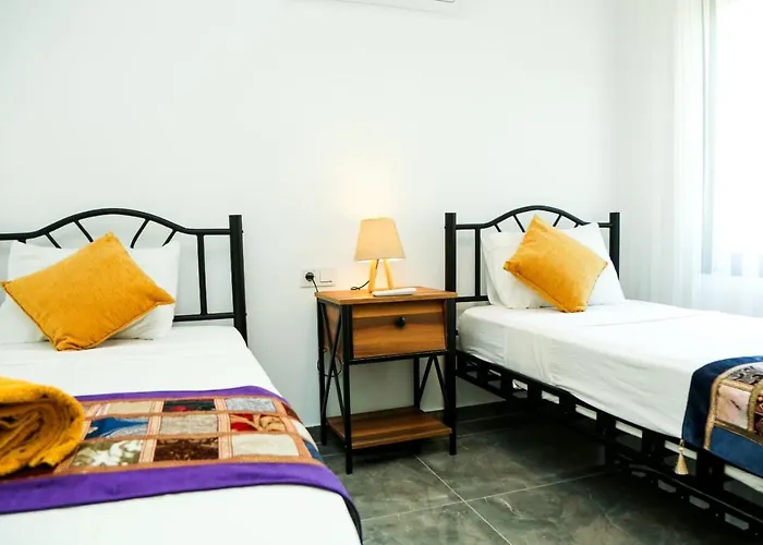 Villa-sleeps 9-parking-pool-bbq-hot Tub-pets Villa