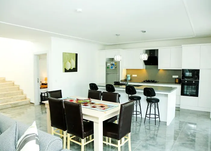 Villa Villa-sleeps 9-parking-pool-bbq-hot Tub-pets *