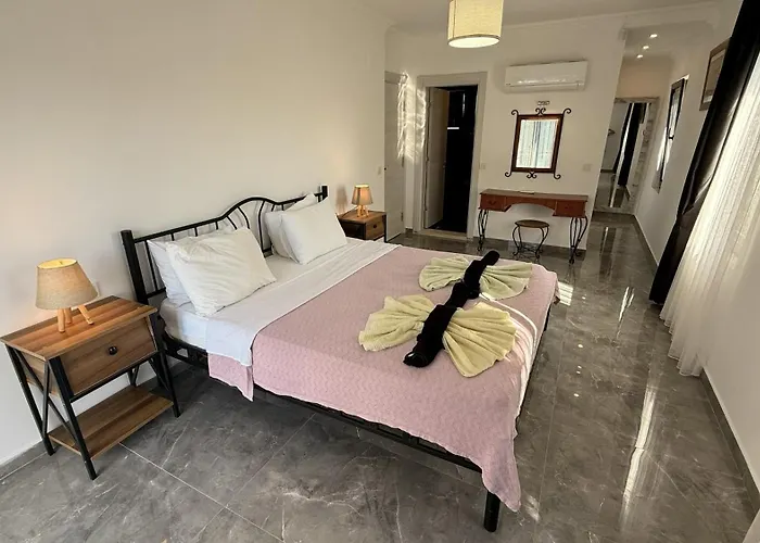 Villa-sleeps 9-parking-pool-bbq-hot Tub-pets Dalyan