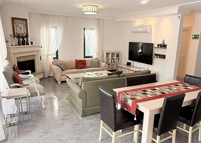 Villa-sleeps 9-parking-pool-bbq-hot Tub-pets