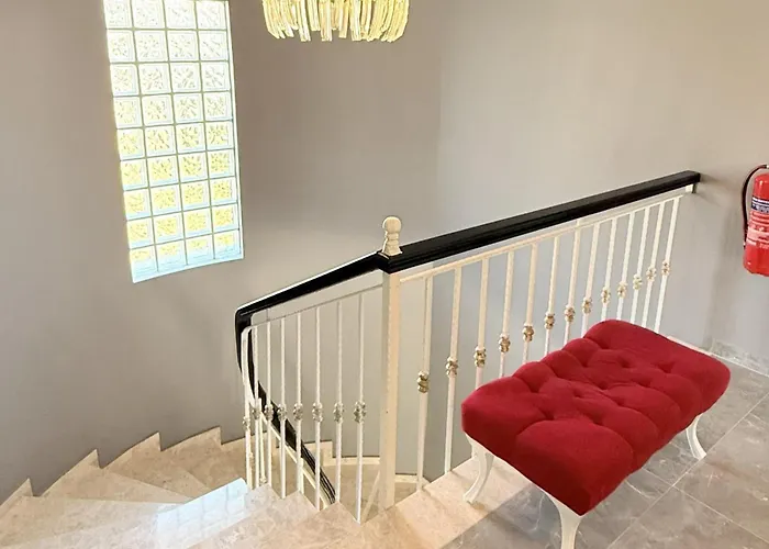 Villa-sleeps 9-parking-pool-bbq-hot Tub-pets *