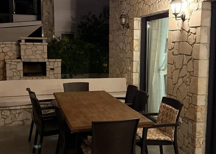 Villa-sleeps 9-parking-pool-bbq-hot Tub-pets Βίλα Dalyan
