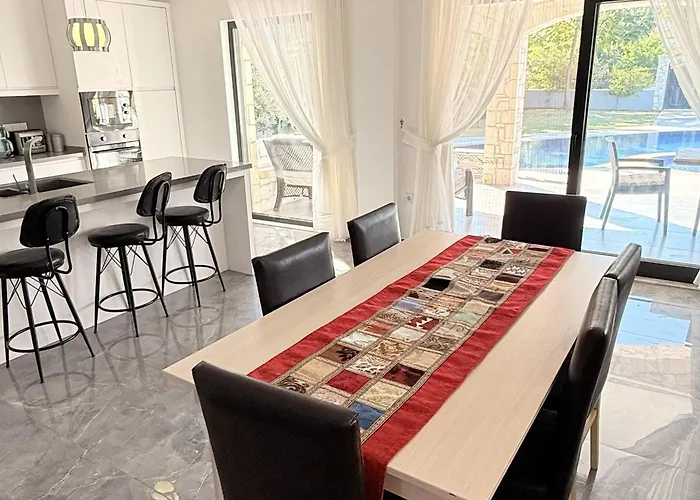 Villa-sleeps 9-parking-pool-bbq-hot Tub-pets Βίλα