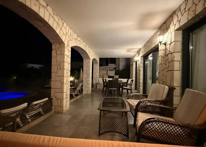 Βίλα Villa-sleeps 9-parking-pool-bbq-hot Tub-pets
